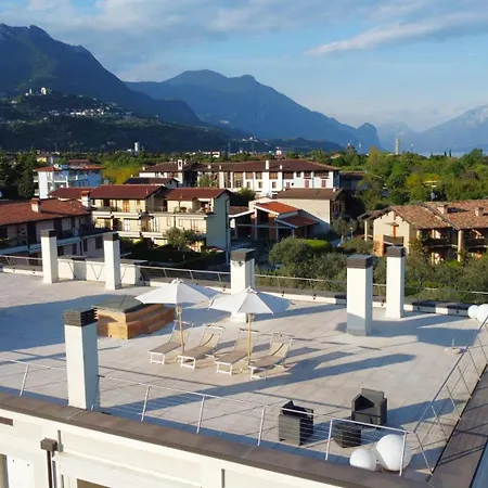 Appartamento Garda Blue Sul - Con Piscina, Solarium E Box